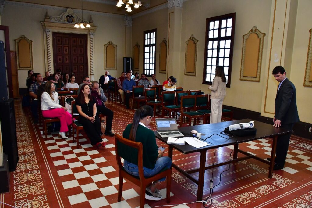 Alcaldes de Caldas Reciben Capacitación en Gestión Minera y Ambiental