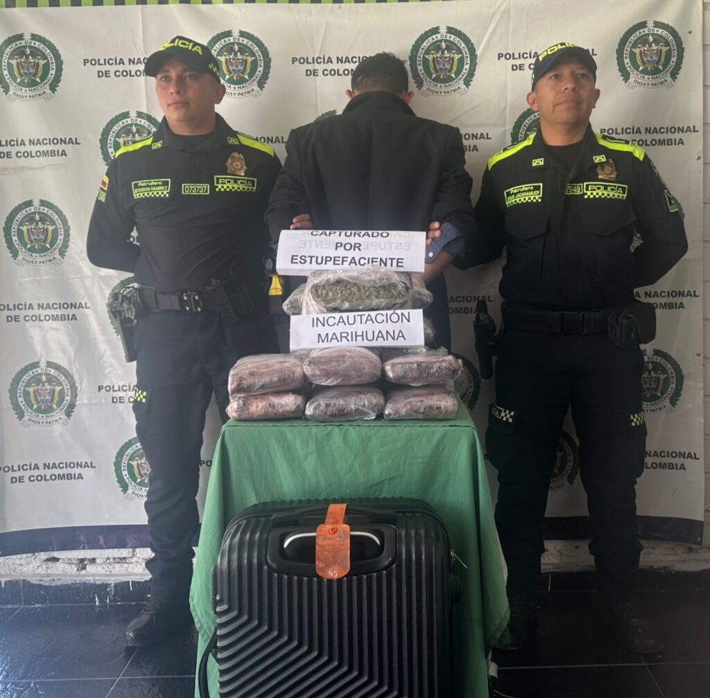 CAPTURADO UN HOMBRE DE 30 AÑOS DE EDAD EN FLAGRANCIA POR EL DELITO DE TRÁFICO, FABRICACIÓN O PORTE DE ESTUPEFACIENTES

 

Quería llevar ocultos en la bodega de equipaje de un bus, 14 mil dosis de marihuana en su maleta