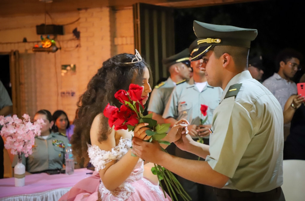 Comunidad y Policía cumplen el sueño de "Ashley" una quinceañera en La Dorada Valentina tuvo una noche llena de amor y sorpresas