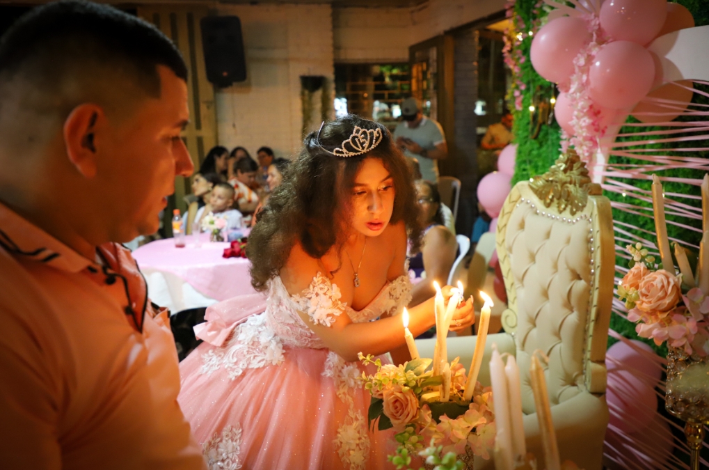 Comunidad y Policía cumplen el sueño de "Ashley" una quinceañera en La Dorada Valentina tuvo una noche llena de amor y sorpresas