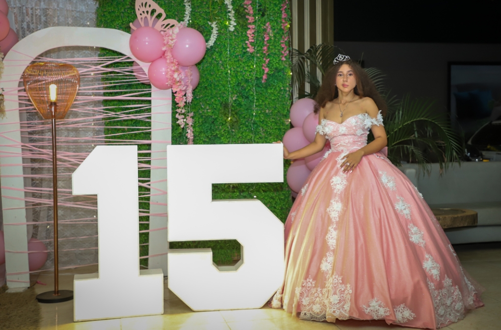 Comunidad y Policía cumplen el sueño de "Ashley" una quinceañera en La Dorada Valentina tuvo una noche llena de amor y sorpresas