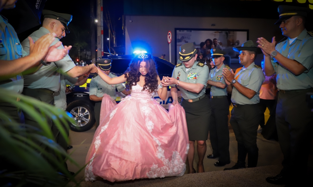 Comunidad y Policía cumplen el sueño de "Ashley" una quinceañera en La Dorada Valentina tuvo una noche llena de amor y sorpresas