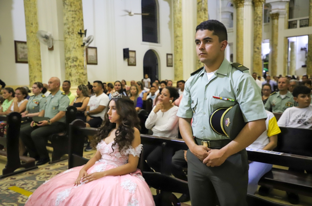 Comunidad y Policía cumplen el sueño de "Ashley" una quinceañera en La Dorada Valentina tuvo una noche llena de amor y sorpresas