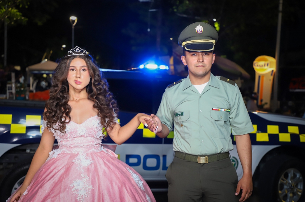 Comunidad y Policía cumplen el sueño de "Ashley" una quinceañera en La Dorada Valentina tuvo una noche llena de amor y sorpresas