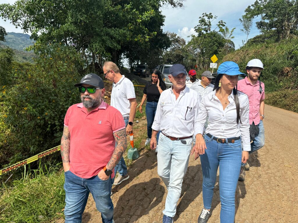 Con la construcción de alcantarillas, muros de contención y estructuras de drenaje avanza el mejoramiento vial en el tramo La Central – San Lorenzo, en Riosucio