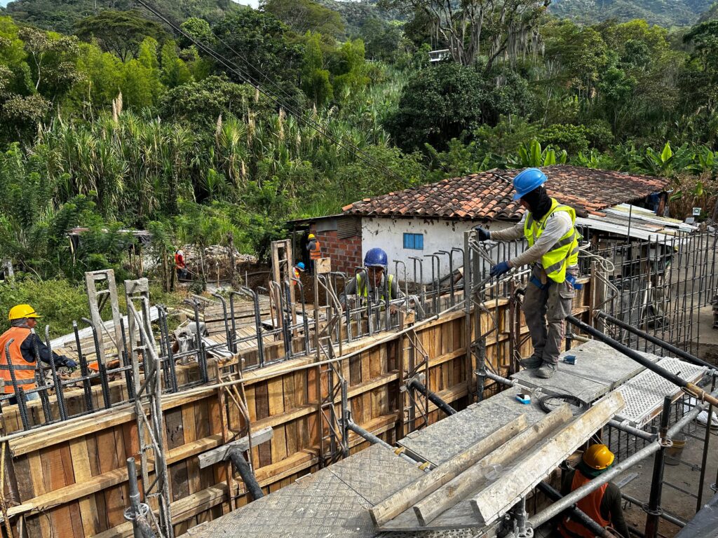 Con la construcción de alcantarillas, muros de contención y estructuras de drenaje avanza el mejoramiento vial en el tramo La Central – San Lorenzo, en Riosucio