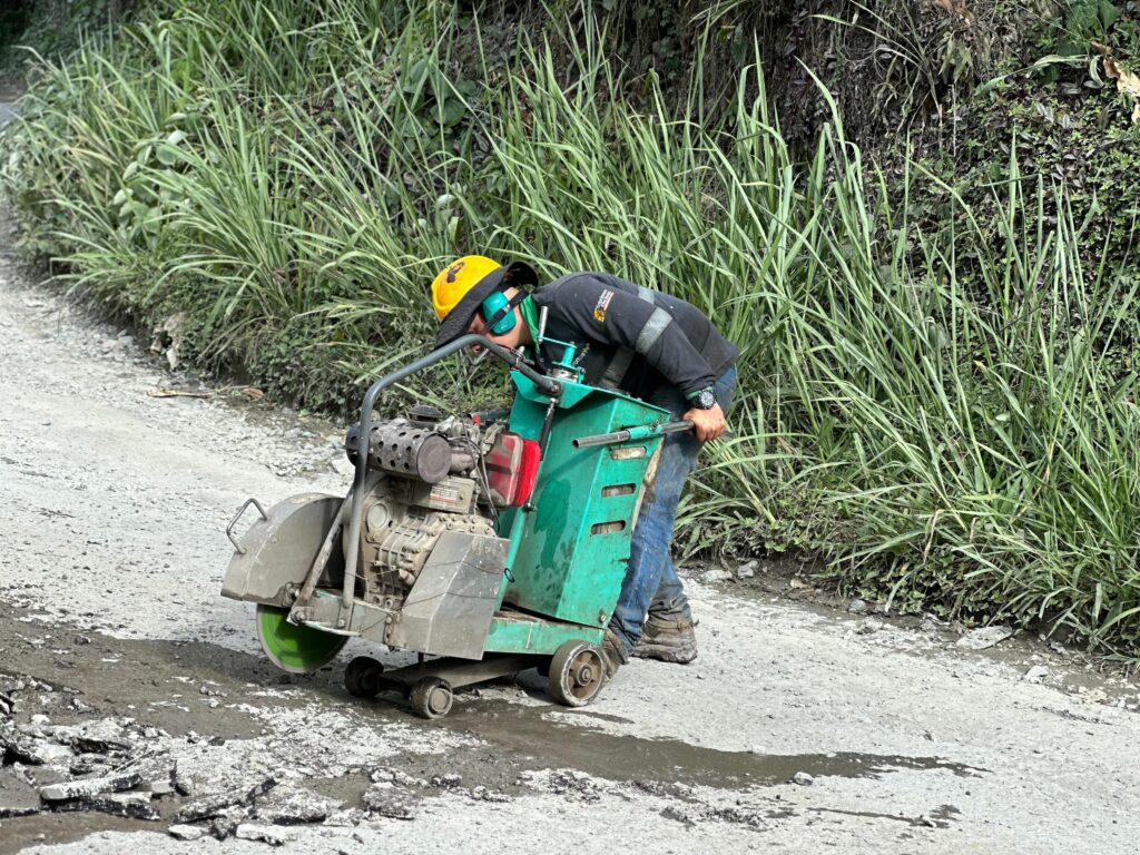 Mantenimiento vial en el norte de Caldas: ‘Tapando Huecos’ y rocería en acción