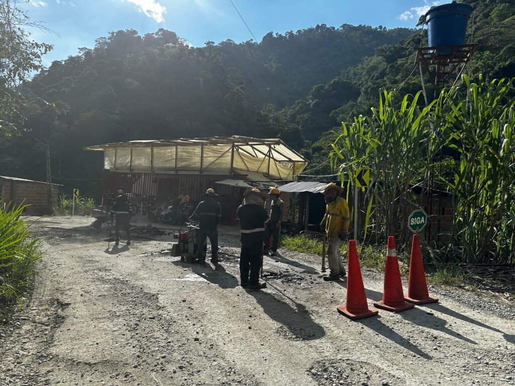 Continúan las labores de mantenimiento vial en el norte de Caldas: Gobernación interviene las carreteras con ‘Tapando Huecos’ y rocería