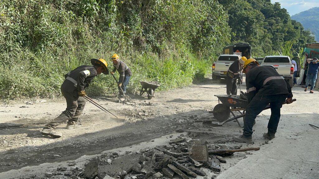 Continúan las labores de mantenimiento vial en el norte de Caldas: Gobernación interviene las carreteras con ‘Tapando Huecos’ y rocería