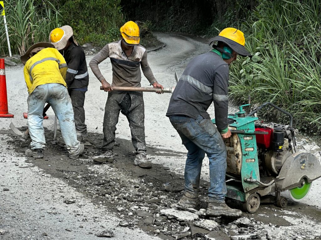 Continúan las labores de mantenimiento vial en el norte de Caldas: Gobernación interviene las carreteras con ‘Tapando Huecos’ y rocería