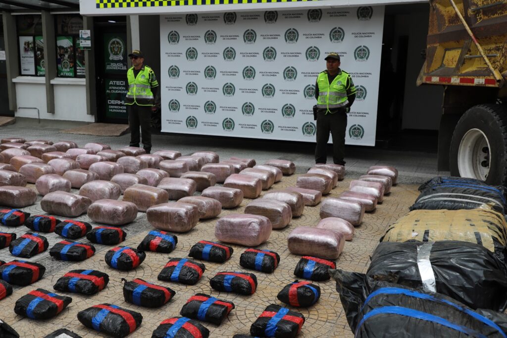 CONTROLES DE LA SECCIONAL DE TRÁNSITO Y TRANSPORTE DE CALDAS PERMITIERON LA INCAUTACIÓN DE MÁS DE 813 KILOS DE MARIHUANA. El conductor dejó la volqueta abandonada con la droga, al percatarse de la presencia Policial