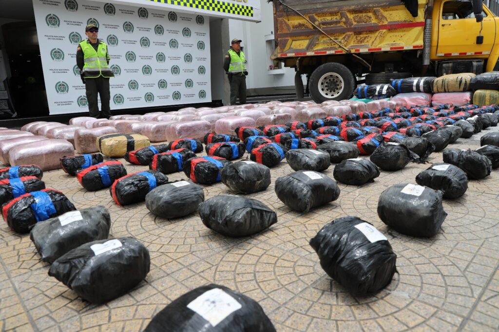 CONTROLES DE LA SECCIONAL DE TRÁNSITO Y TRANSPORTE DE CALDAS PERMITIERON LA INCAUTACIÓN DE MÁS DE 813 KILOS DE MARIHUANA. El conductor dejó la volqueta abandonada con la droga, al percatarse de la presencia Policial