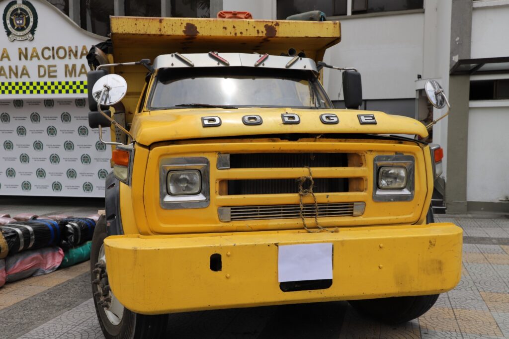 CONTROLES DE LA SECCIONAL DE TRÁNSITO Y TRANSPORTE DE CALDAS PERMITIERON LA INCAUTACIÓN DE MÁS DE 813 KILOS DE MARIHUANA. El conductor dejó la volqueta abandonada con la droga, al percatarse de la presencia Policial