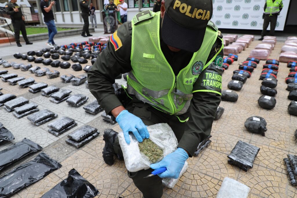 CONTROLES DE LA SECCIONAL DE TRÁNSITO Y TRANSPORTE DE CALDAS PERMITIERON LA INCAUTACIÓN DE MÁS DE 813 KILOS DE MARIHUANA. El conductor dejó la volqueta abandonada con la droga, al percatarse de la presencia Policial