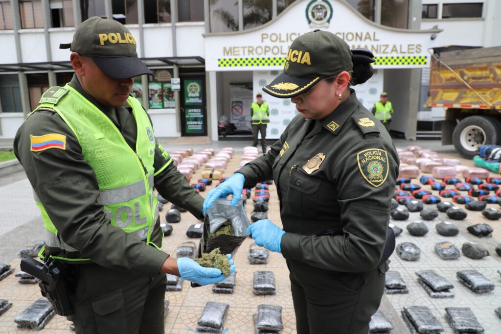 CONTROLES DE LA SECCIONAL DE TRÁNSITO Y TRANSPORTE DE CALDAS PERMITIERON LA INCAUTACIÓN DE MÁS DE 813 KILOS DE MARIHUANA. El conductor dejó la volqueta abandonada con la droga, al percatarse de la presencia Policial