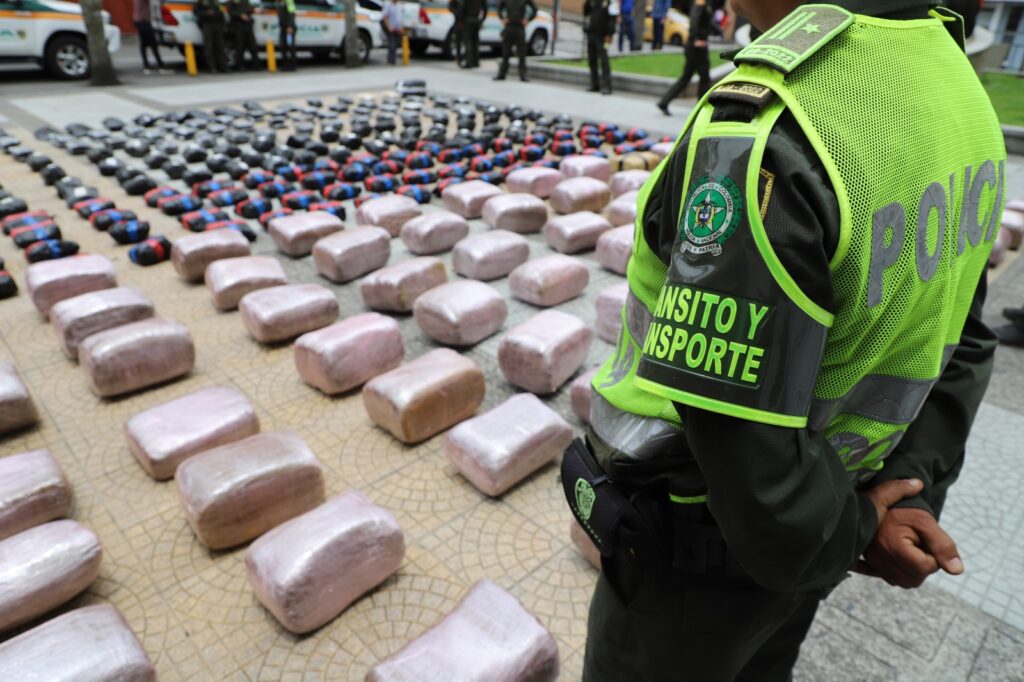 CONTROLES DE LA SECCIONAL DE TRÁNSITO Y TRANSPORTE DE CALDAS PERMITIERON LA INCAUTACIÓN DE MÁS DE 813 KILOS DE MARIHUANA. El conductor dejó la volqueta abandonada con la droga, al percatarse de la presencia Policial