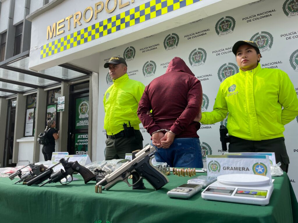 CAPTURADO EN DILIGENCIA DE REGISTRO Y ALLANAMIENTO “EL GORDO” POR PORTE ILEGAL DE ARMAS DE FUEGO Y TRÁFICO DE ESTUPEFACIENTES

Este hombre es considerado uno de los principales expendedores del microtráfico en varios sectores de la ciudad.