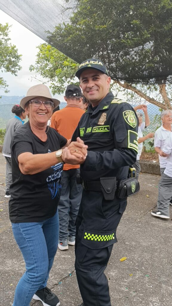 ACTIVIDADES POLICIALES PARA FORTALECER LOS VÍNCULOS CON LOS ADULTOS MAYORES El grupo de Policía comunitaria y el centro de vida celebraron el día del adulto mayor