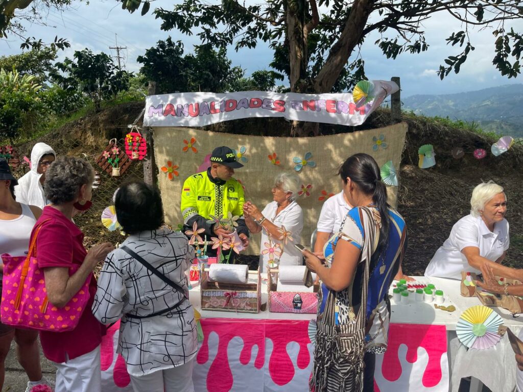 ACTIVIDADES POLICIALES PARA FORTALECER LOS VÍNCULOS CON LOS ADULTOS MAYORES El grupo de Policía comunitaria y el centro de vida celebraron el día del adulto mayor