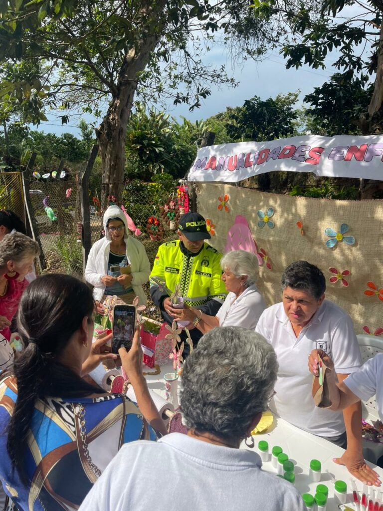 ACTIVIDADES POLICIALES PARA FORTALECER LOS VÍNCULOS CON LOS ADULTOS MAYORES El grupo de Policía comunitaria y el centro de vida celebraron el día del adulto mayor