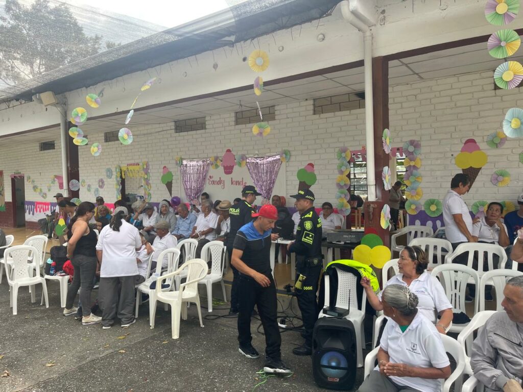 ACTIVIDADES POLICIALES PARA FORTALECER LOS VÍNCULOS CON LOS ADULTOS MAYORES El grupo de Policía comunitaria y el centro de vida celebraron el día del adulto mayor