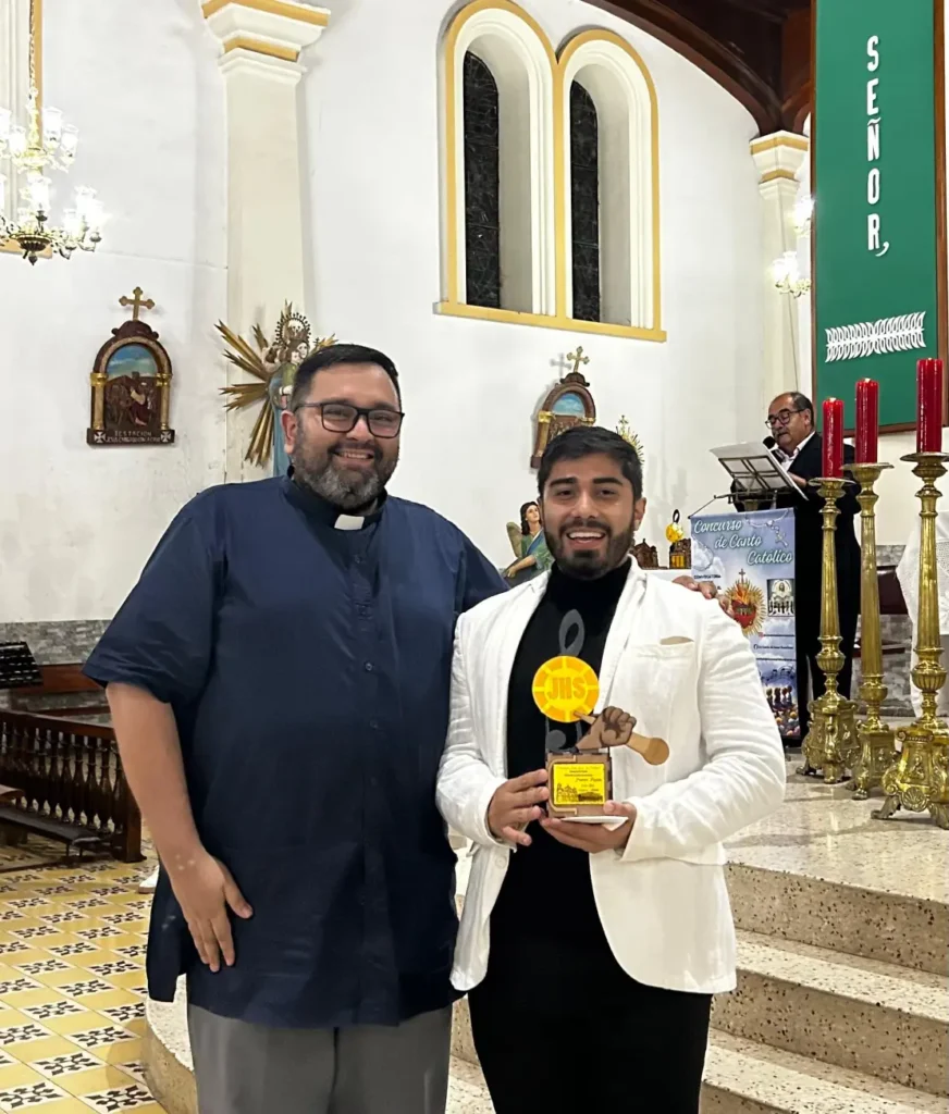 La Voz del Amor Eucarístico: Estudiantes de la UCaldas Brillan en el Primer Concurso de Canto Católico