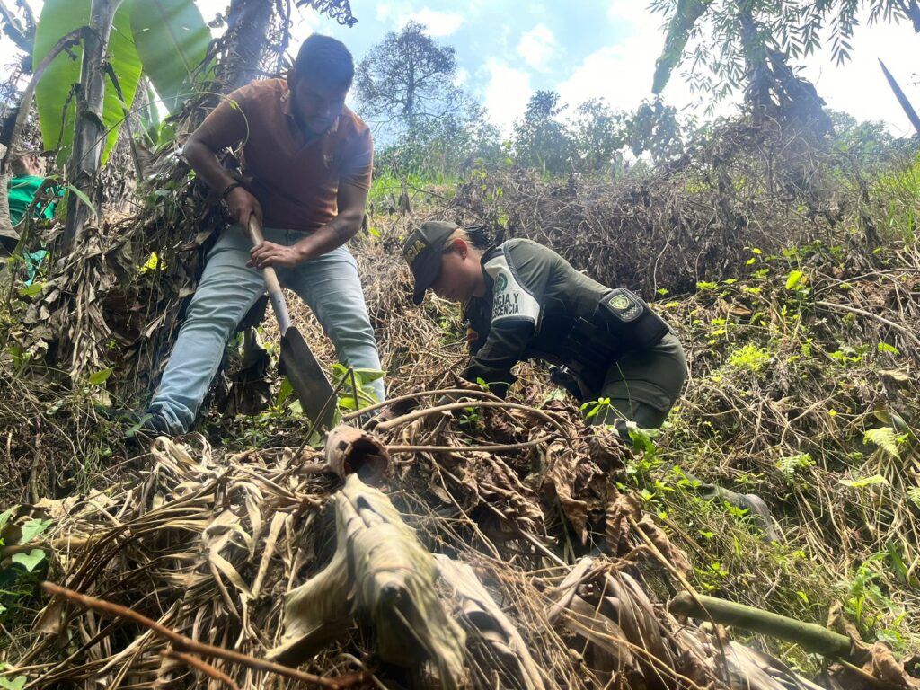 Unidos por la Tierra: Policías, Soldados y Comunidad siembran Esperanza en Llanitos