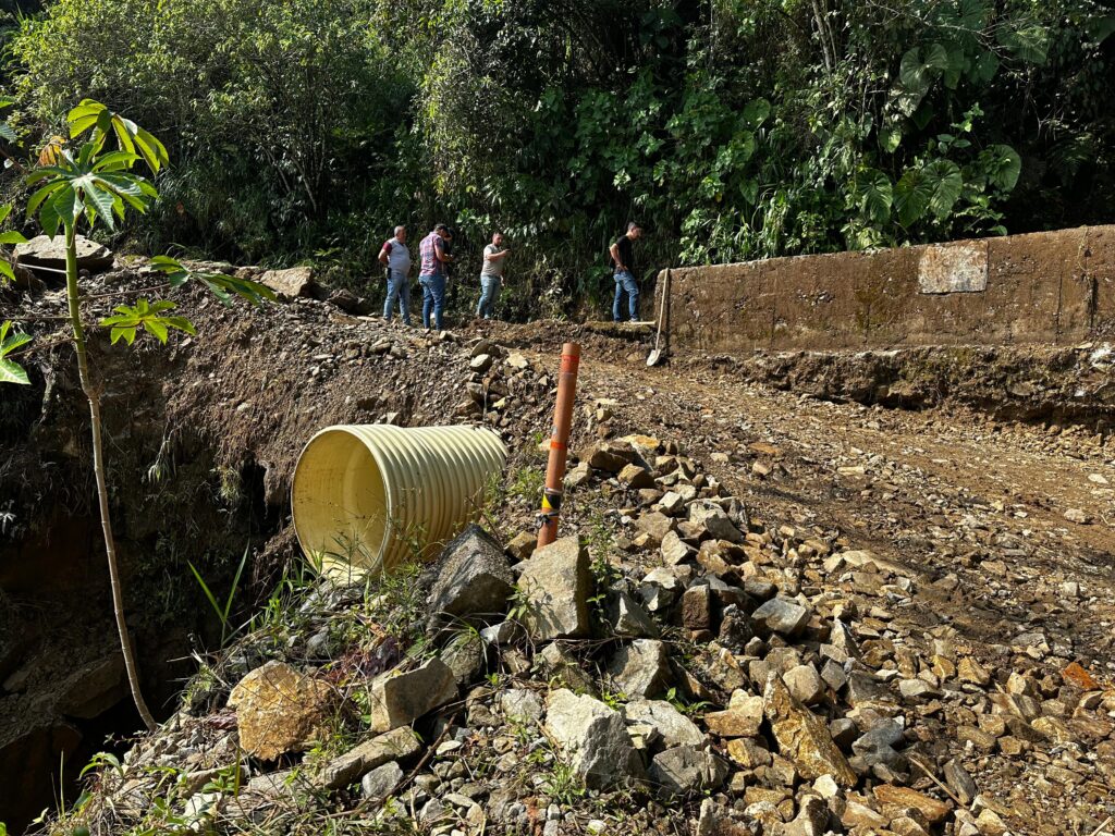 Gobernación de Caldas avanza en la intervención del sector Santa Bárbara – El Codo, en Samaná, con la que busca reducir la accidentalidad y ampliar el ancho de la carretera