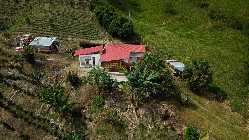 Gobierno de Caldas avanza en la ejecución de proyectos de vivienda construidas en guadua: Inversión es de cerca de 3.000 millones