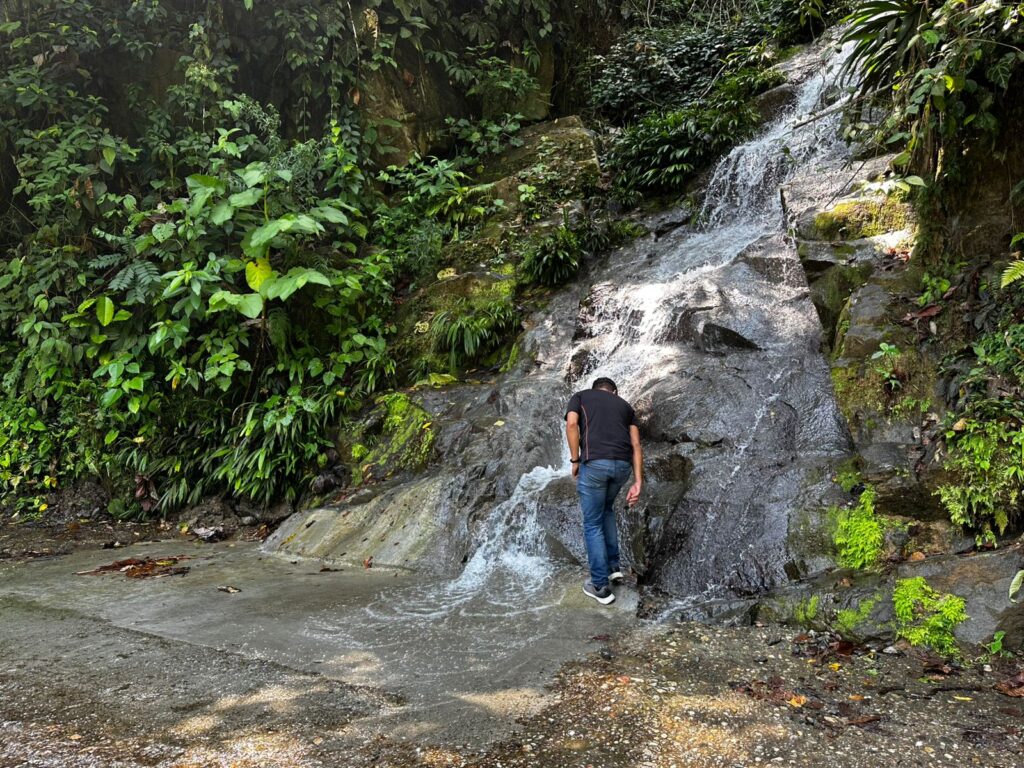 Gobierno de Caldas repara vía Cañaveral-Rancho Largo tras daños por avenidas torrenciales