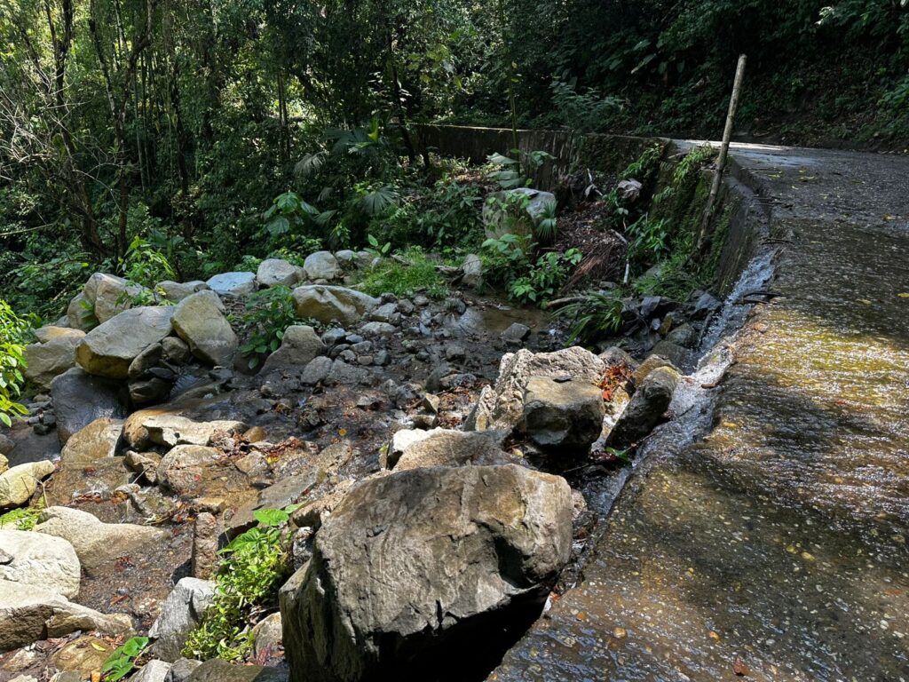 Gobierno de Caldas entregó la obra de reparación de batea en la vía Cañaveral – Rancho Largo -Samaná, tras afectación que sufrió por una avenida torrencial