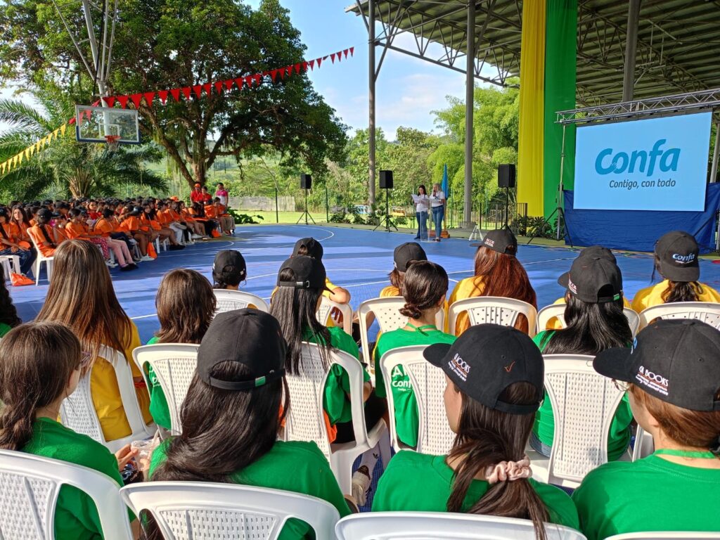 204  jóvenes participaron en la primera inmersión en inglés, Jornada Escolar Complementaria de Confa en el Centro Recreacional Santágueda.