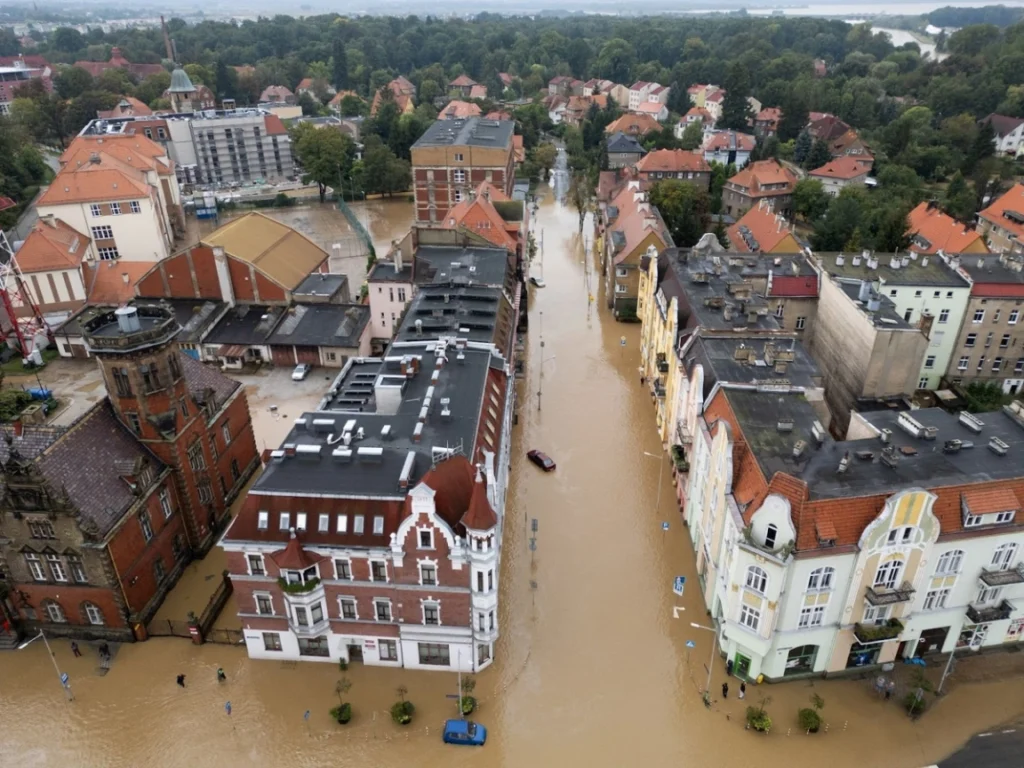 Inundaciones azotan África y Europa