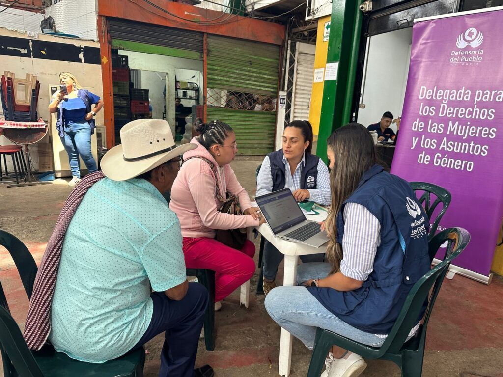 La Secretaría de las Mujeres y Equidad de Género lleva servicios gratuitos a la Plaza de Mercado para combatir la violencia y apoyar a la comunidad