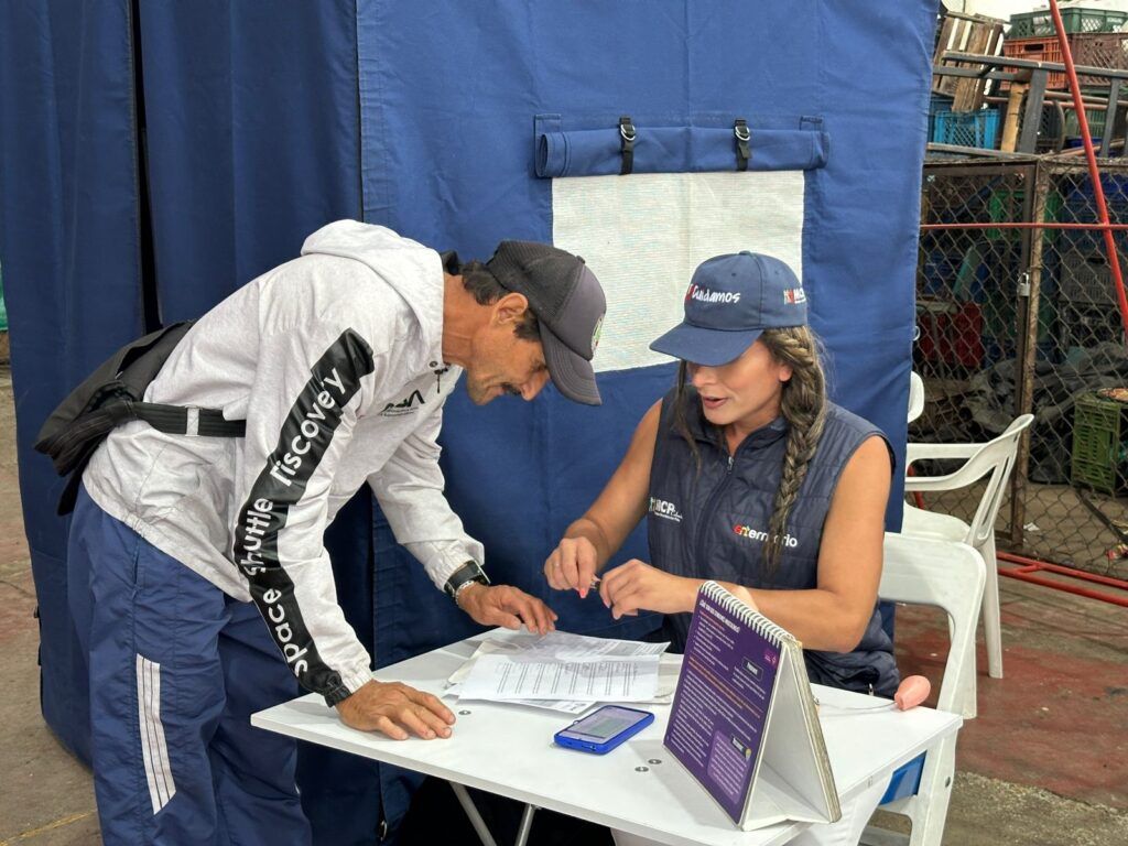 La Secretaría de las Mujeres y Equidad de Género lleva servicios gratuitos a la Plaza de Mercado para combatir la violencia y apoyar a la comunidad