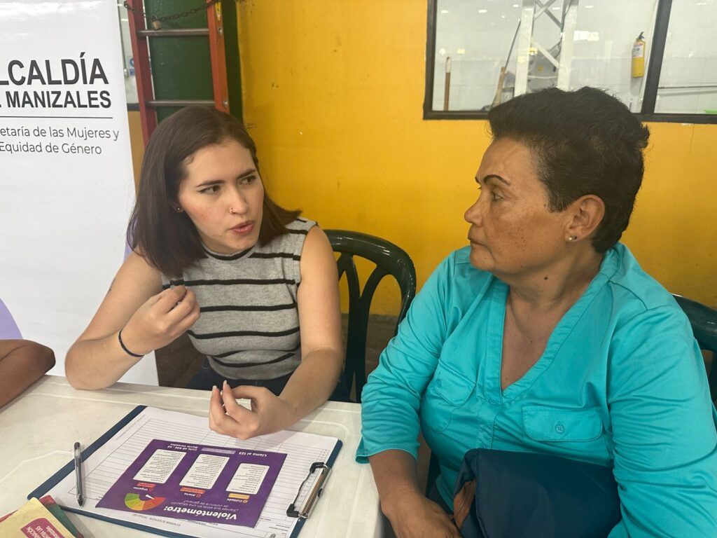 La Secretaría de las Mujeres y Equidad de Género lleva servicios gratuitos a la Plaza de Mercado para combatir la violencia y apoyar a la comunidad