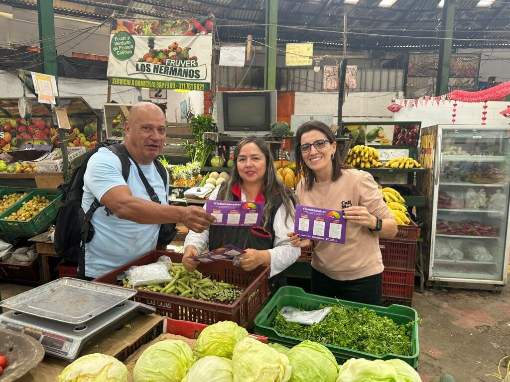 La Secretaría de las Mujeres y Equidad de Género lleva servicios gratuitos a la Plaza de Mercado para combatir la violencia y apoyar a la comunidad