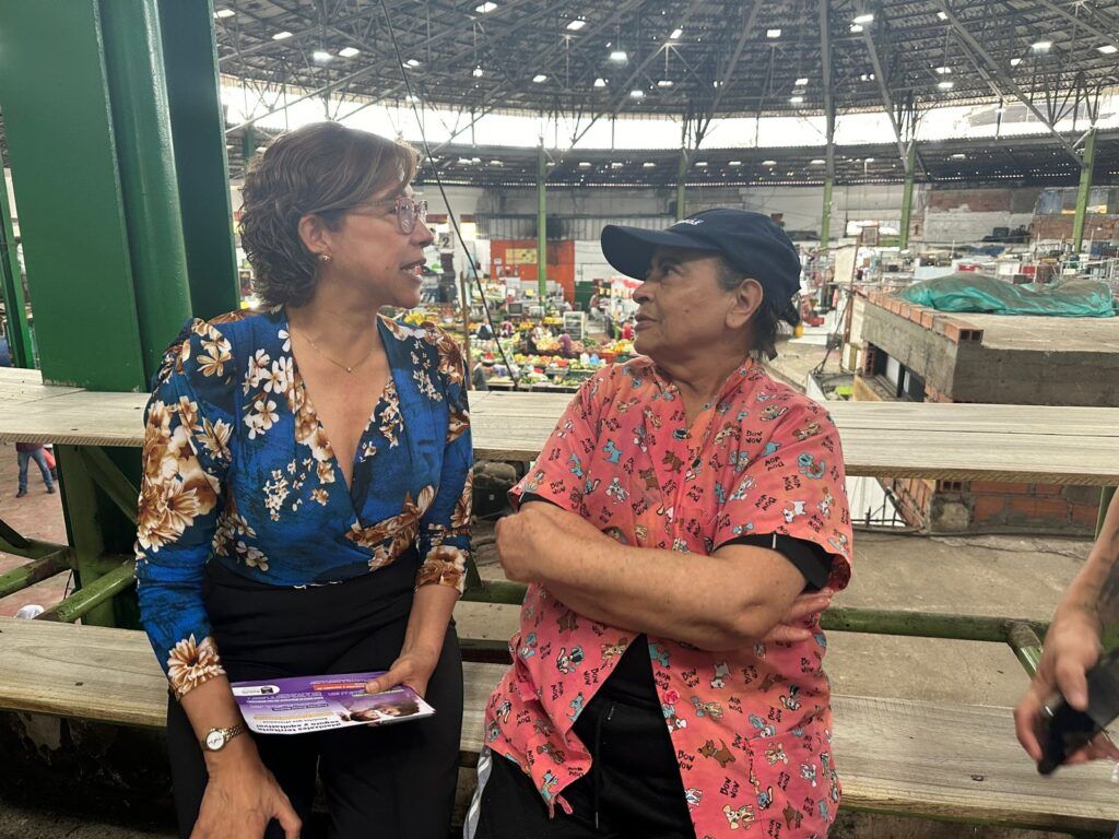 La Secretaría de las Mujeres y Equidad de Género lleva servicios gratuitos a la Plaza de Mercado para combatir la violencia y apoyar a la comunidad