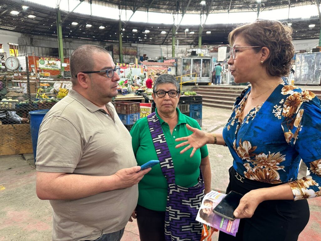 La Secretaría de las Mujeres y Equidad de Género lleva servicios gratuitos a la Plaza de Mercado para combatir la violencia y apoyar a la comunidad