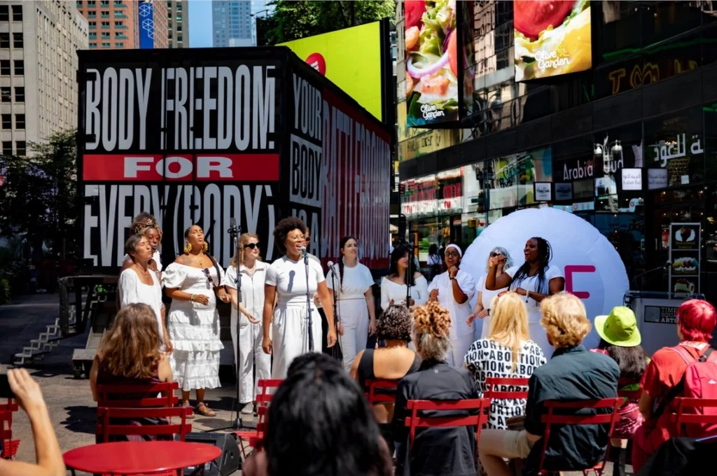 Abrir diálogo sobre cuerpos y aborto busca la exhibición móvil ‘Body Freedom for Every(Body)’