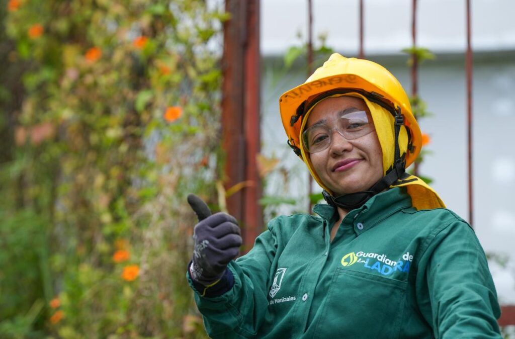 Guardianas de las Laderas: Mujeres de Manizales Forjan Seguridad y Empleo en Tiempos de Riesgo