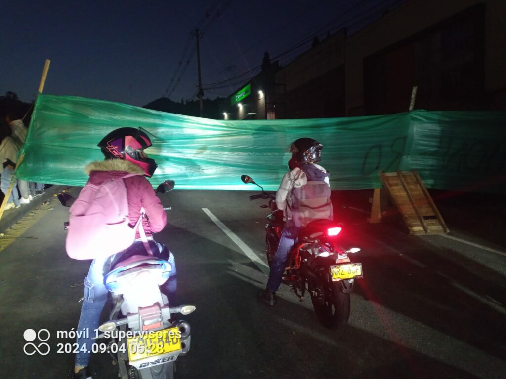 Los dos carriles cerrados de subida y bajada alfrente del recinto el pensamiento Sector Malteria salida para Bogotá se presentó toda la noche bloqueada la vía, dejan pasar cada media hora solo vehículos particulares y motos, a esta hora se presenta represamiento y trancón por el paro camionero