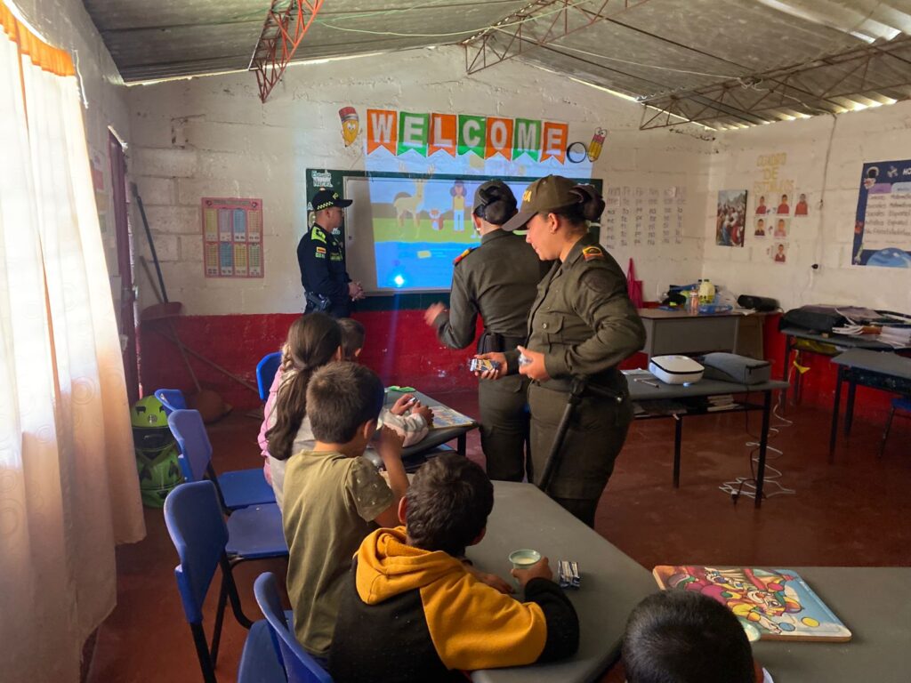 SOLIDARIDAD EN SAN FÉLIX: UNIFORMADOS SE UNEN PARA BRINDAR ESPERANZA A SEIS NIÑOS DE LA VEREDA EL GUAYABO

 

Los uniformados les donaron los uniformes del colegio, ahora van con alegría y orgullo a clases 