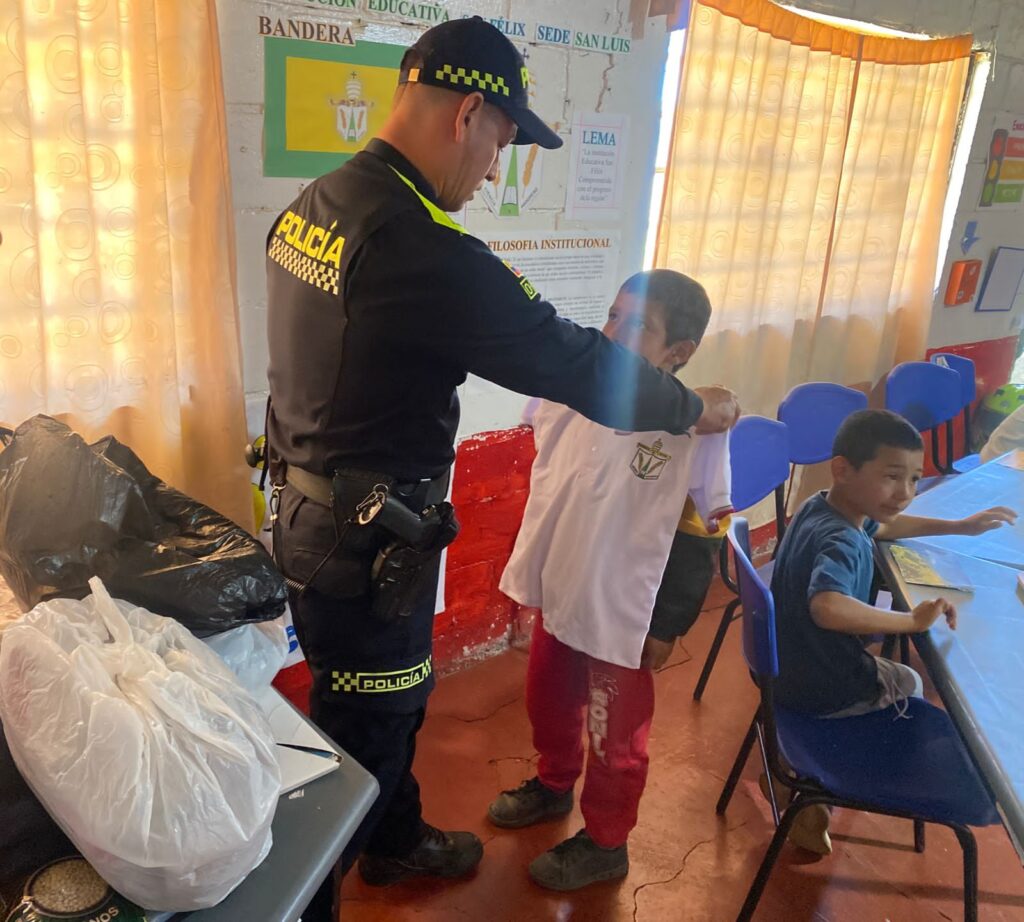 SOLIDARIDAD EN SAN FÉLIX: UNIFORMADOS SE UNEN PARA BRINDAR ESPERANZA A SEIS NIÑOS DE LA VEREDA EL GUAYABO

 

Los uniformados les donaron los uniformes del colegio, ahora van con alegría y orgullo a clases 