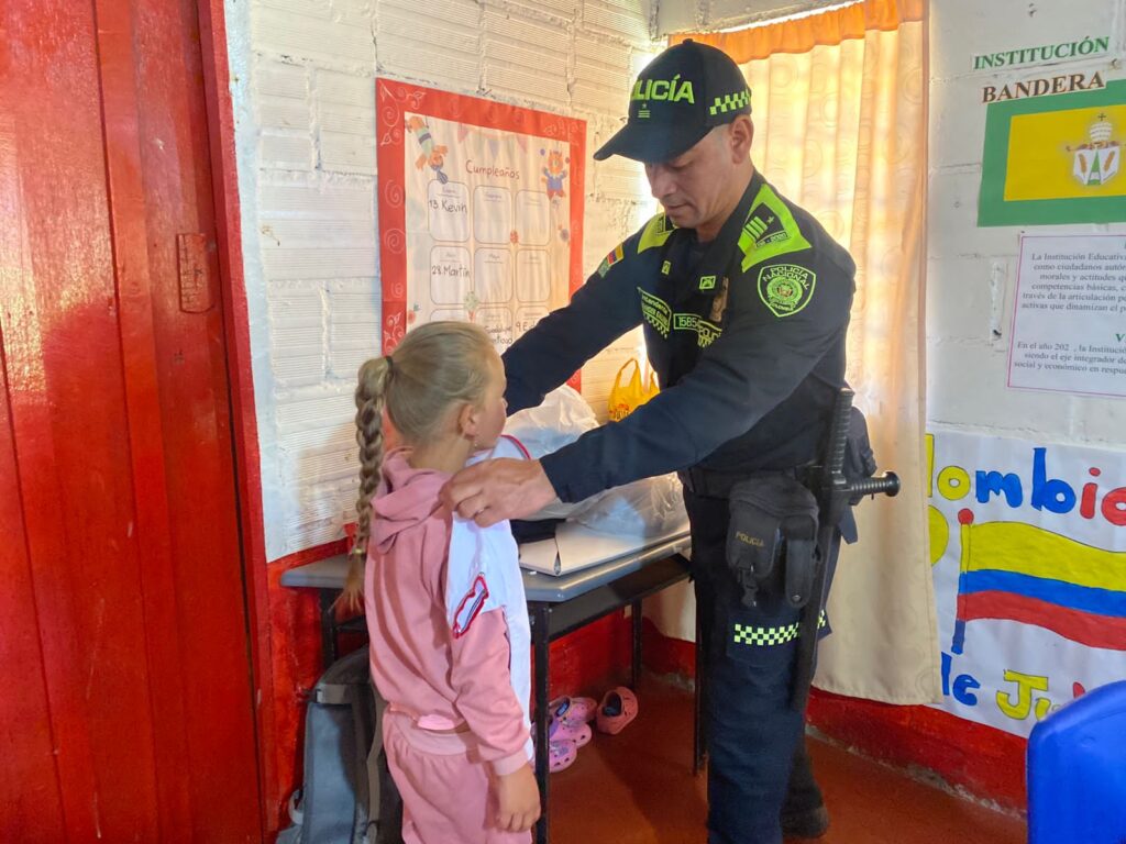 SOLIDARIDAD EN SAN FÉLIX: UNIFORMADOS SE UNEN PARA BRINDAR ESPERANZA A SEIS NIÑOS DE LA VEREDA EL GUAYABO

 

Los uniformados les donaron los uniformes del colegio, ahora van con alegría y orgullo a clases 