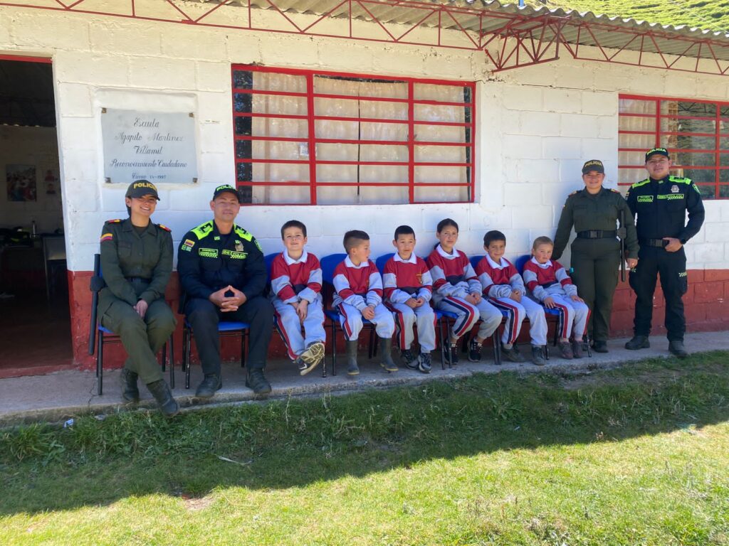 SOLIDARIDAD EN SAN FÉLIX: UNIFORMADOS SE UNEN PARA BRINDAR ESPERANZA A SEIS NIÑOS DE LA VEREDA EL GUAYABO Los uniformados les donaron los uniformes del colegio, ahora van con alegría y orgullo a clases