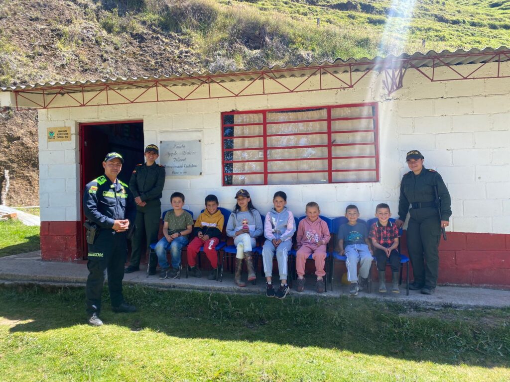 SOLIDARIDAD EN SAN FÉLIX: UNIFORMADOS SE UNEN PARA BRINDAR ESPERANZA A SEIS NIÑOS DE LA VEREDA EL GUAYABO

 

Los uniformados les donaron los uniformes del colegio, ahora van con alegría y orgullo a clases 