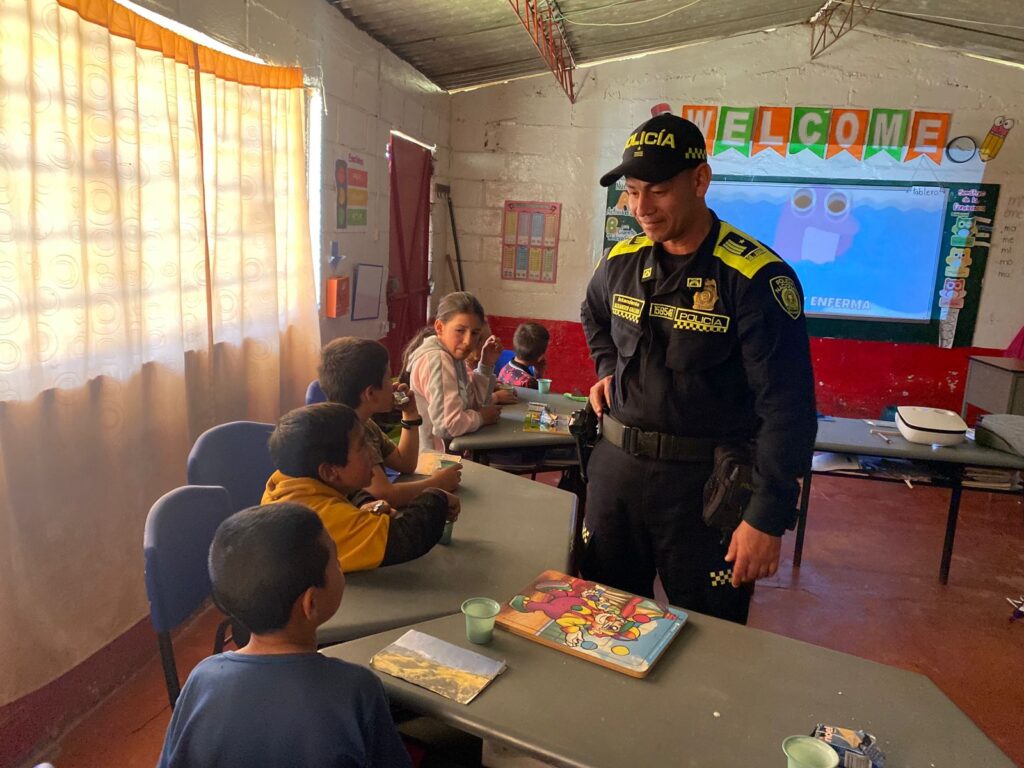 SOLIDARIDAD EN SAN FÉLIX: UNIFORMADOS SE UNEN PARA BRINDAR ESPERANZA A SEIS NIÑOS DE LA VEREDA EL GUAYABO

 

Los uniformados les donaron los uniformes del colegio, ahora van con alegría y orgullo a clases 