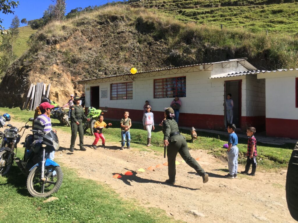 SOLIDARIDAD EN SAN FÉLIX: UNIFORMADOS SE UNEN PARA BRINDAR ESPERANZA A SEIS NIÑOS DE LA VEREDA EL GUAYABO

 

Los uniformados les donaron los uniformes del colegio, ahora van con alegría y orgullo a clases 