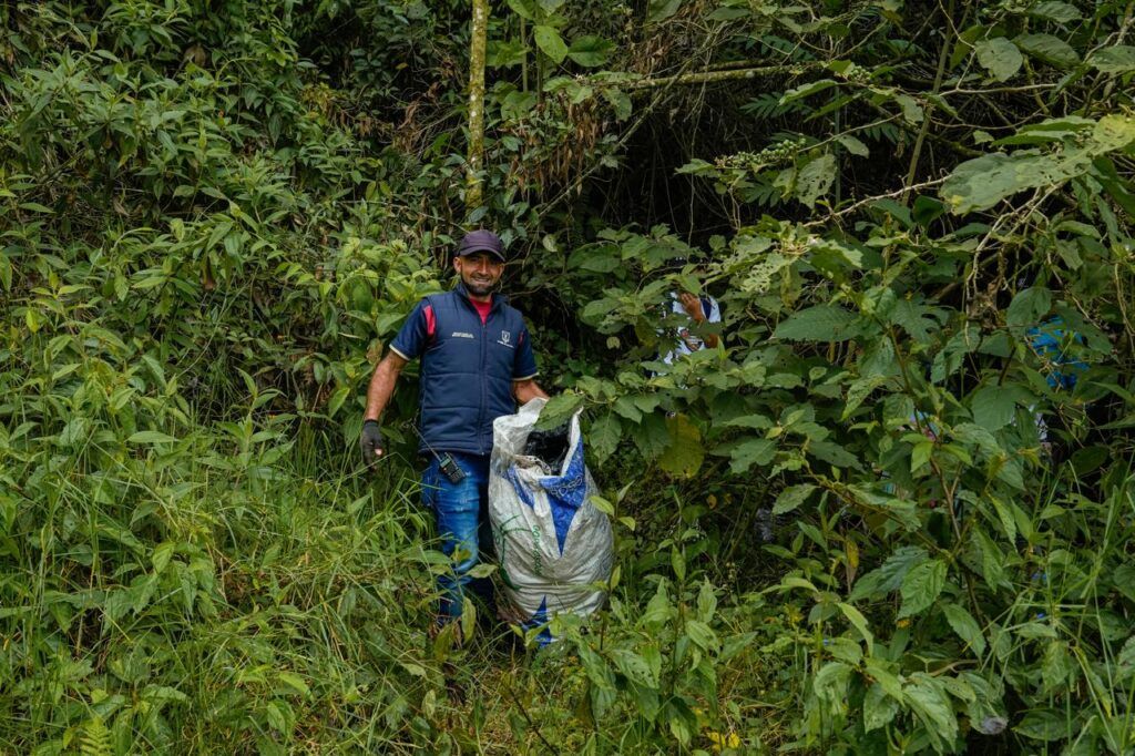 Más limpieza en laderas de la ciudad; la campaña “Juégale Limpio a Manizales” recogió basuras en la comuna Ciudadela del Norte